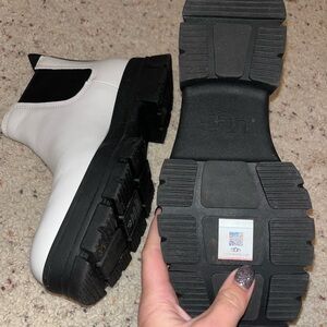 UGG chunky boots brand new never worn
